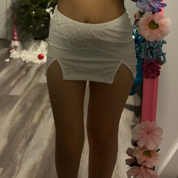 White mini skirt with slits - Picture 3 of 4